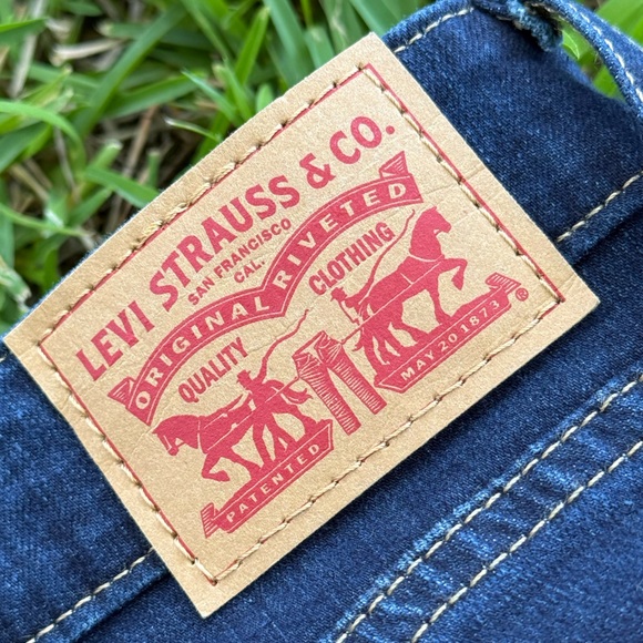 Levi's 711 Navy Skinny Jeans Size 26. Used. Excellent condition. Smoke free home - Picture 4 of 8